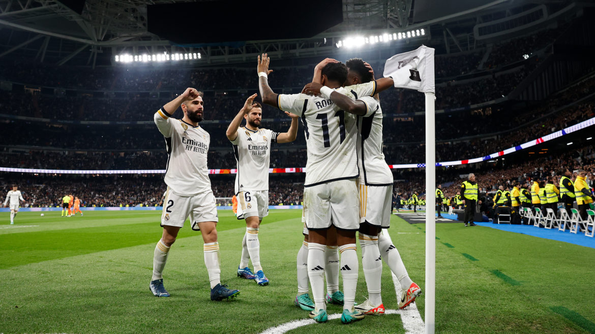 Real Madrid golea al Valencia y sigue segundo en LaLiga