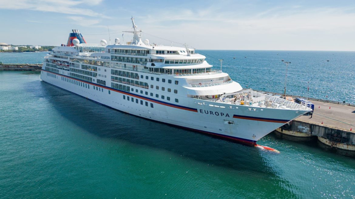 Lujoso Crucero Europa atraca en Puerto de Acajutla