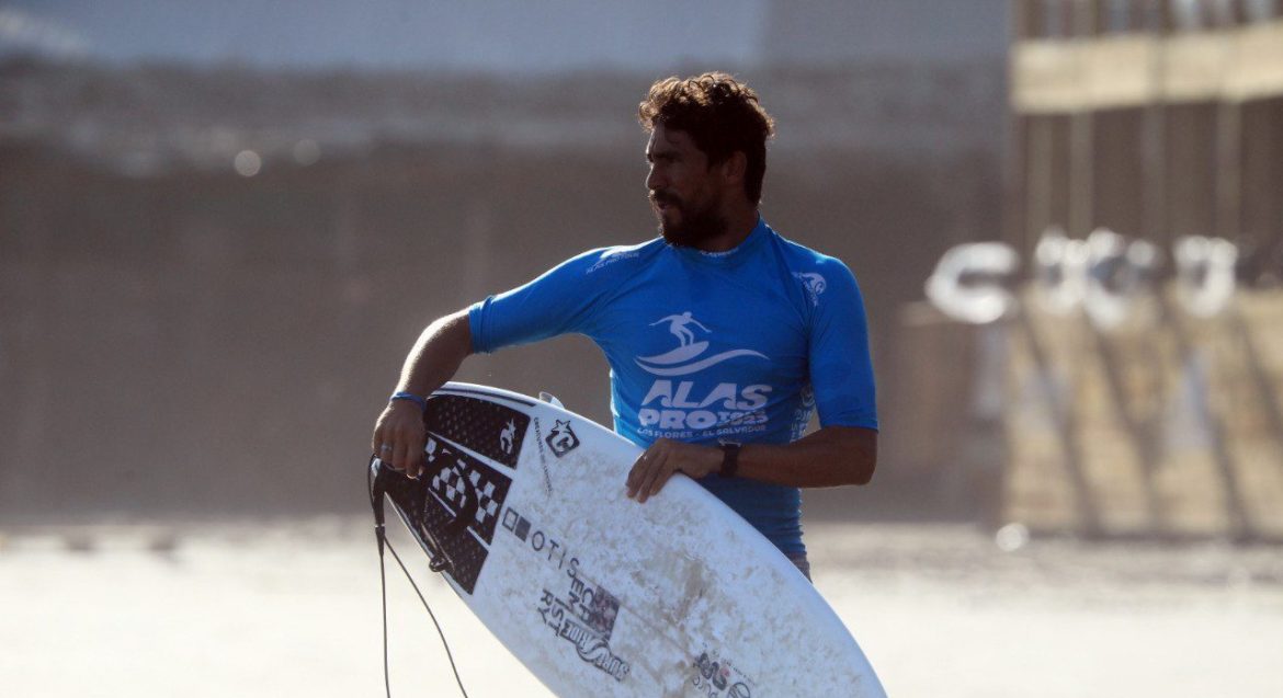 Bryan Pérez avanzó a cuartos de final del Surf City El Salvador ALAS Pro Tour 2023
