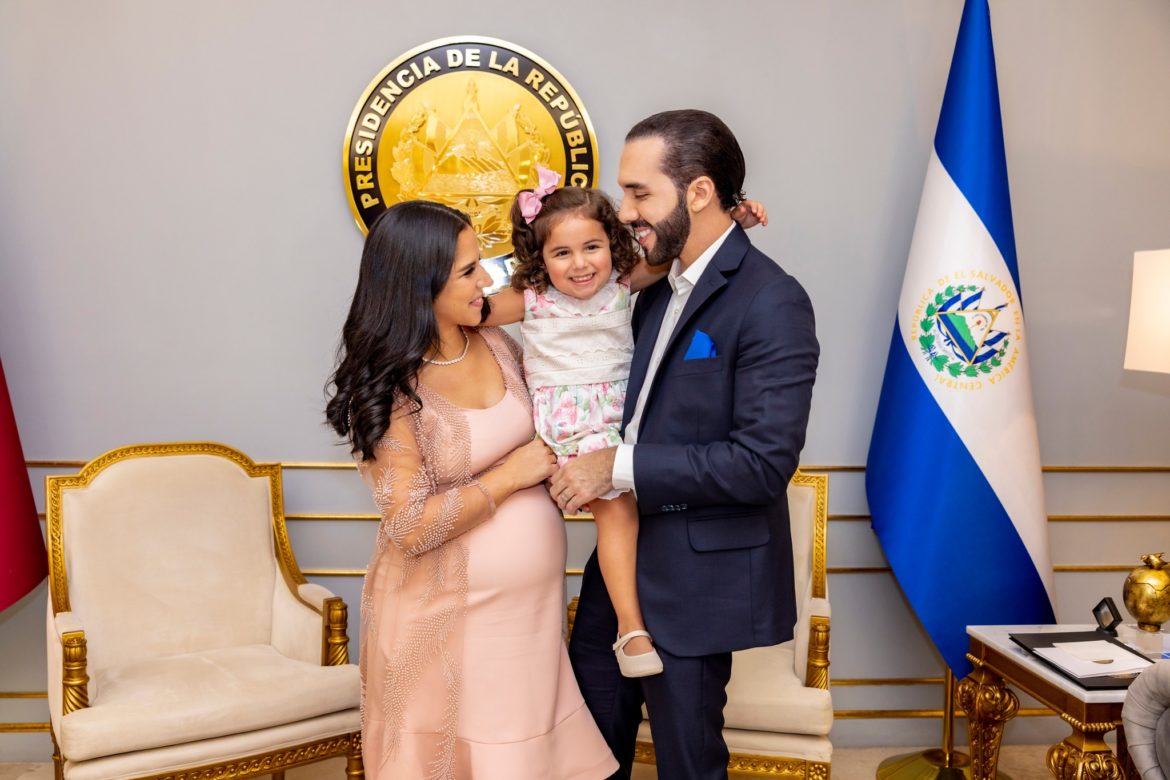 Familia presidencial recibe a Aminah Bukele
