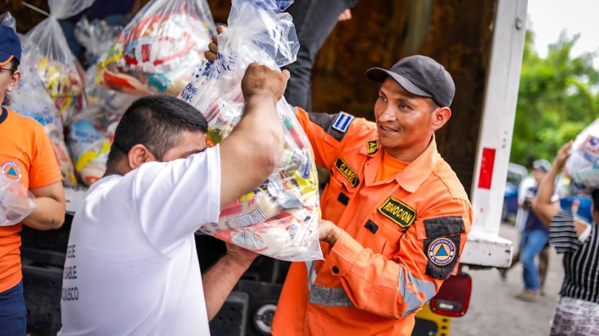 Familias afectadas por Tormenta Tropical Pilar son beneficiadas con paquetes alimentarios