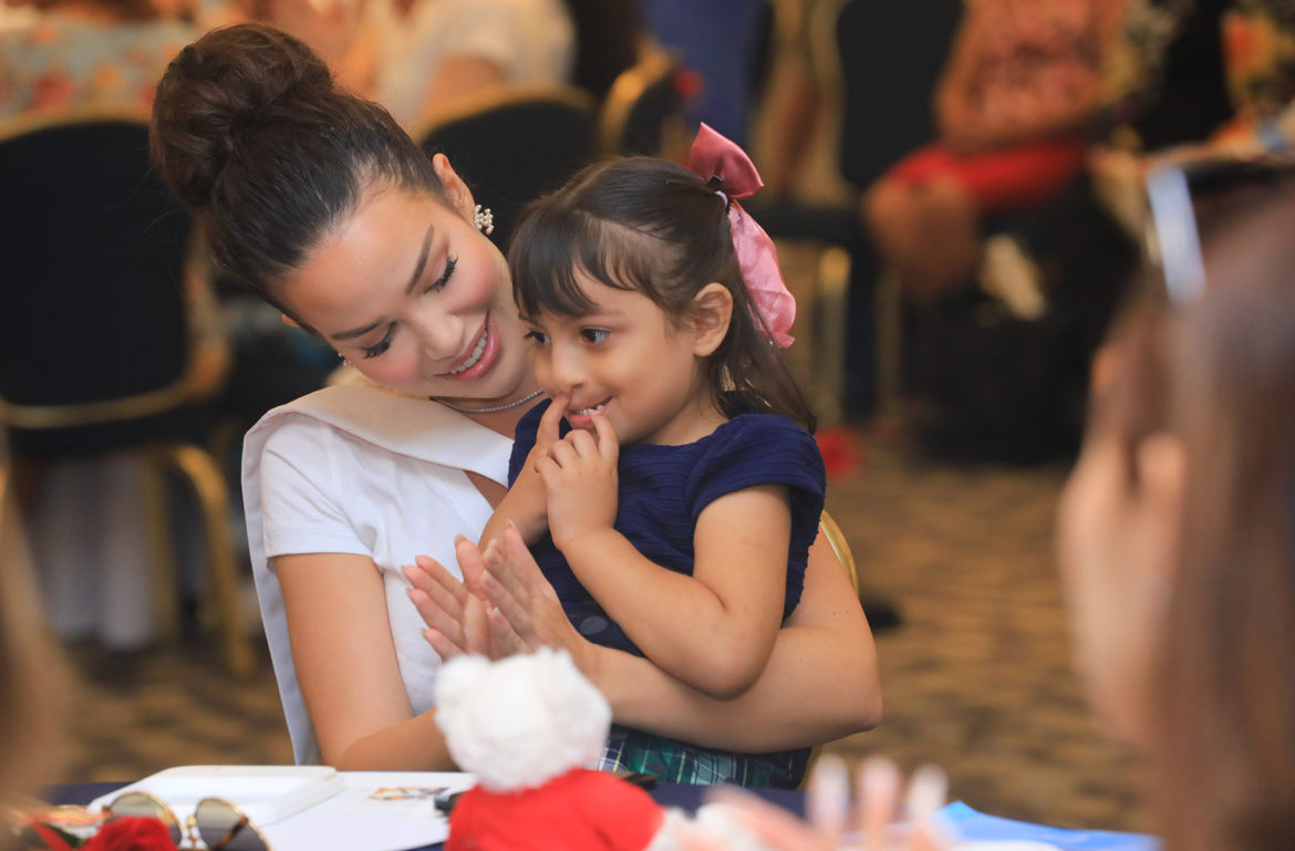 Reinas de belleza en su faceta más solidaria