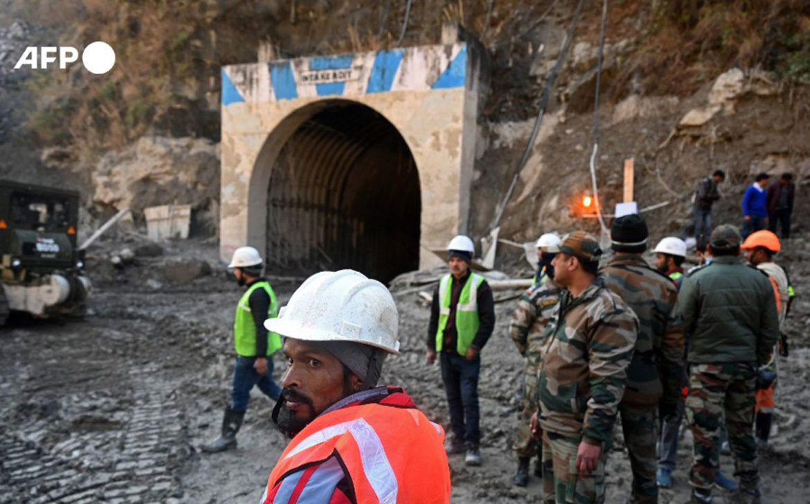 Al menos 40 obreros atrapados tras derrumbe de un túnel en India