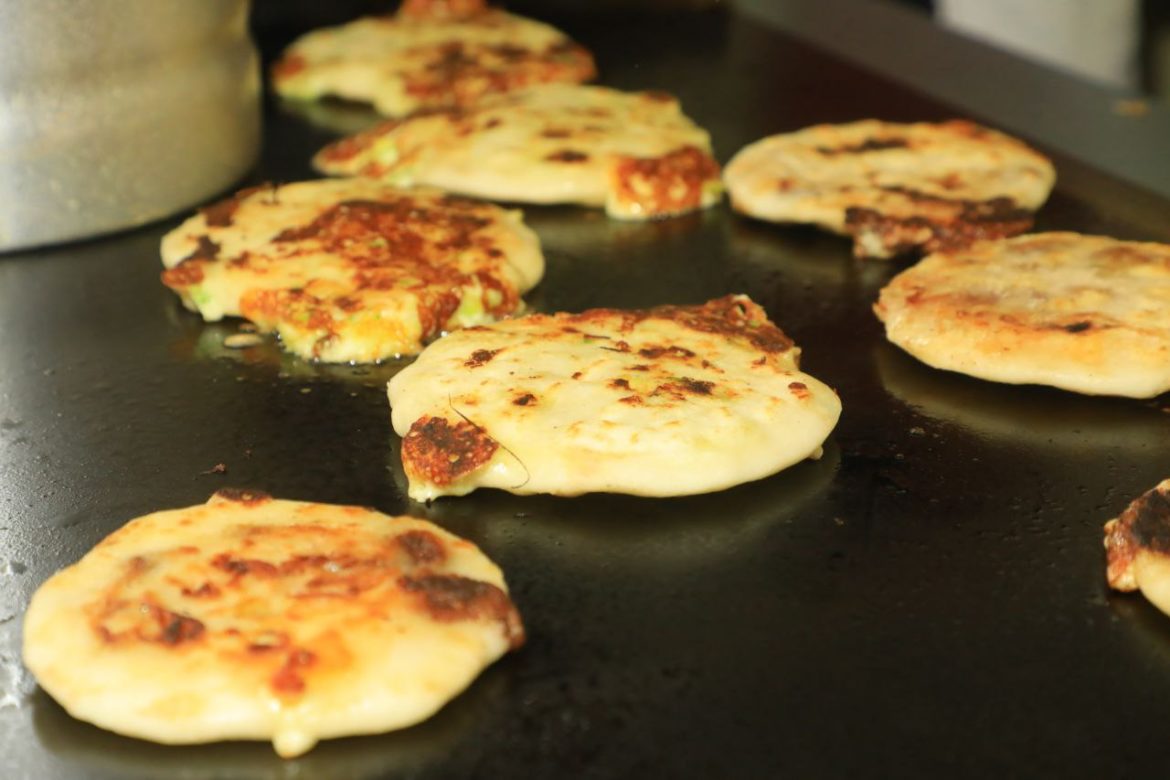 VIDEO: ¿Cuál es el ingrediente más exótico para preparar unas pupusas?