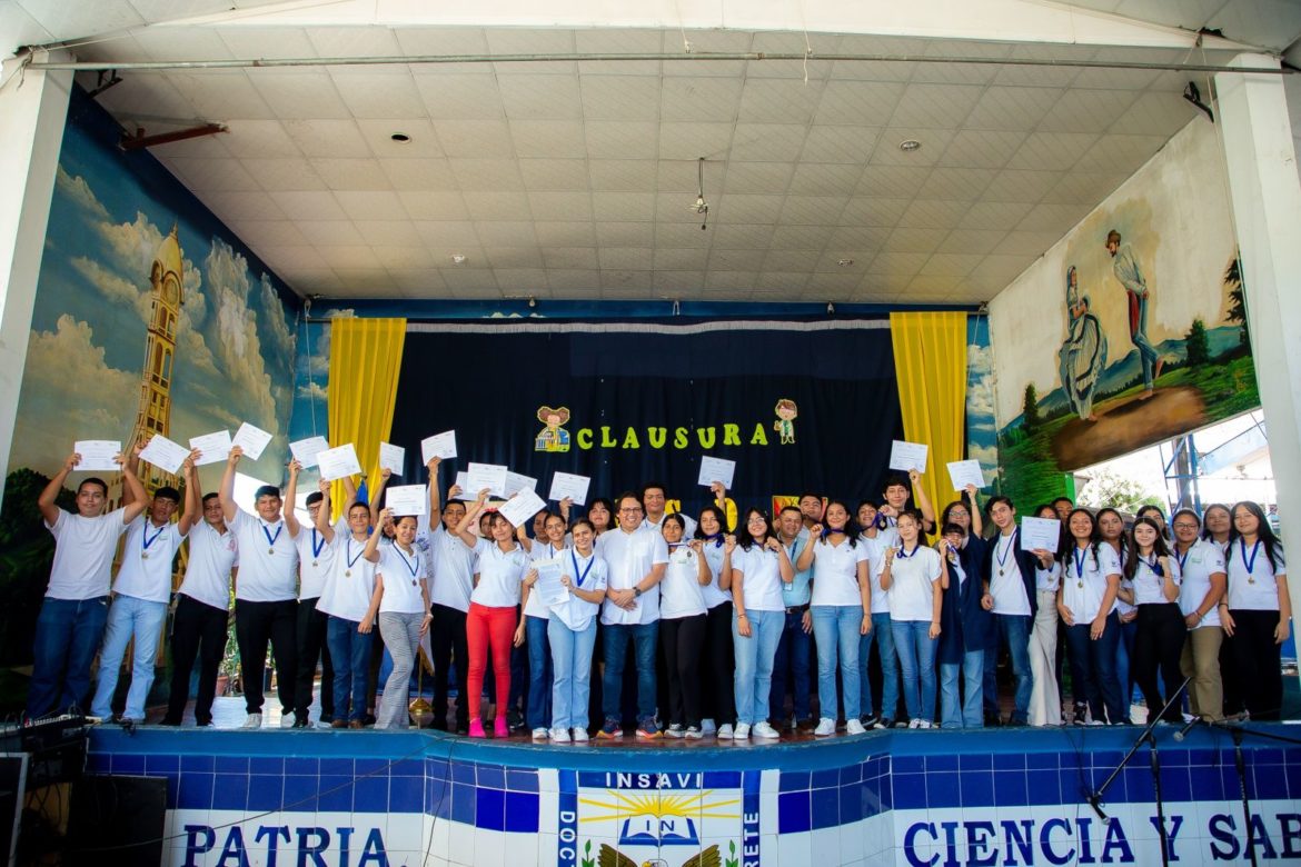 Jóvenes se gradúan de Academia Sabatina Departamental en San Vicente