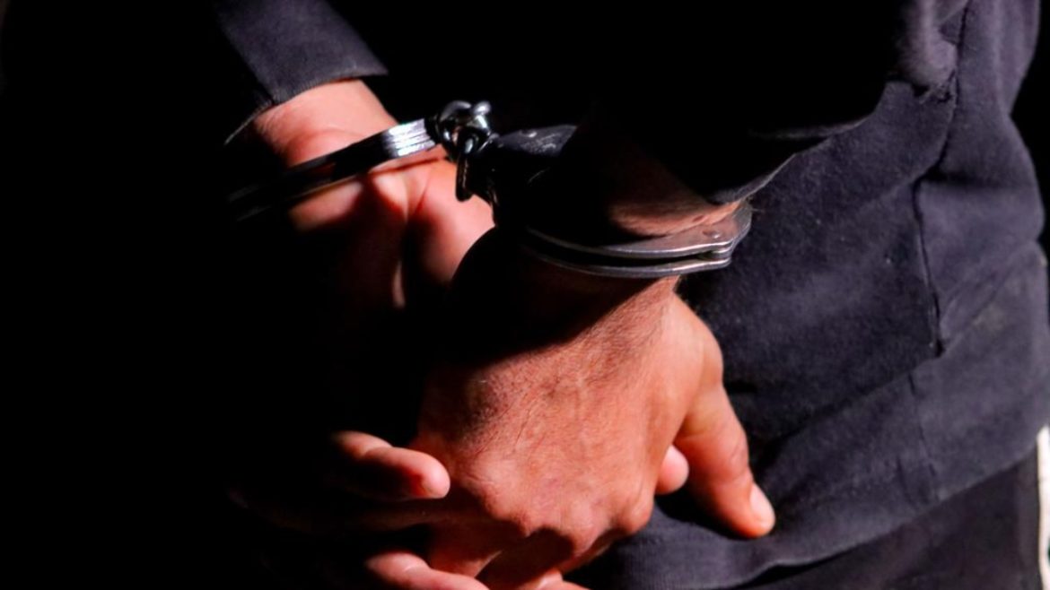 Policía captura en Ciudad Arce a terrorista que intentó ocultar sus tatuajes
