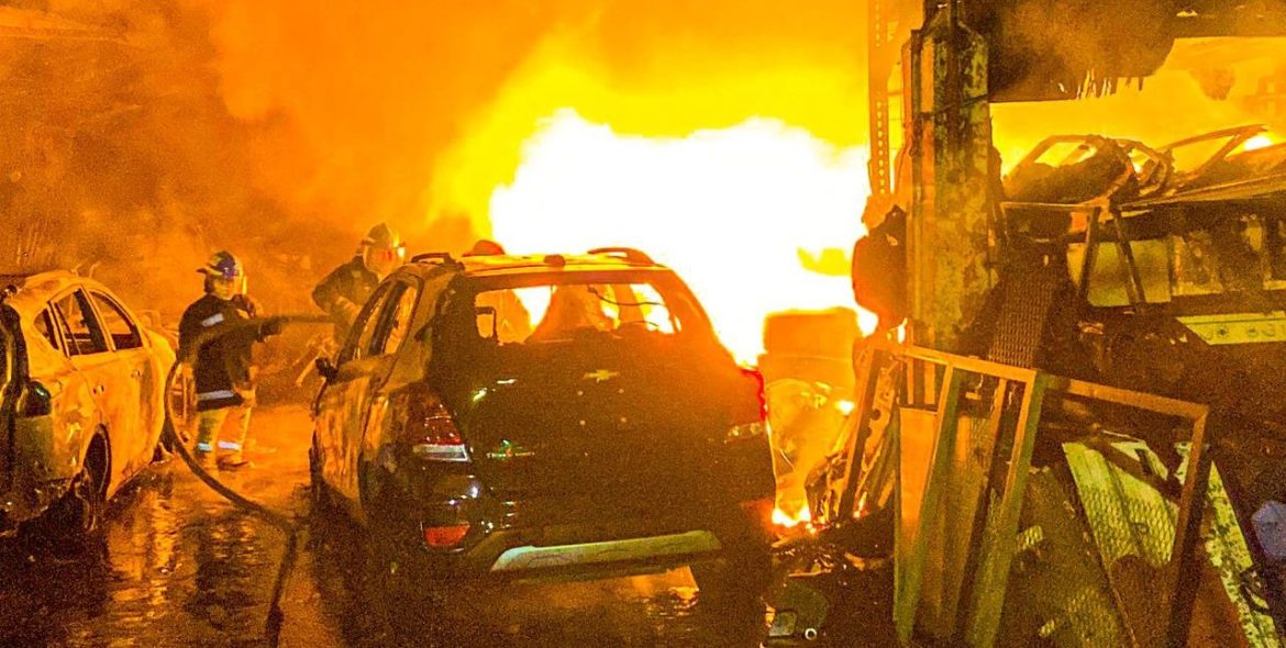 Bomberos atiende fuerte incendio en taller ubicado en bulevar Venezuela, San Salvador