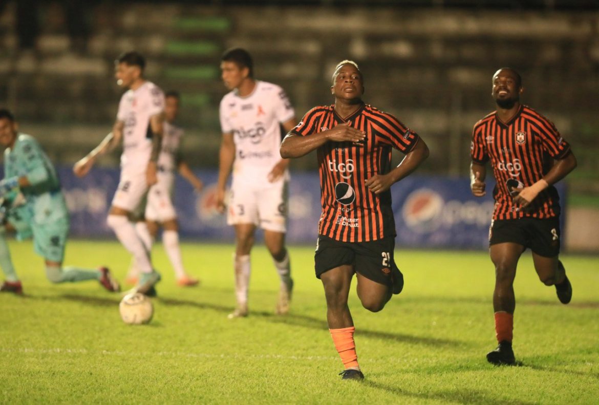 Carlos Salazar, delantero de Águila: «Me ha tocado anotar muchos goles y estoy contento porque uno de delantero vive de los goles»