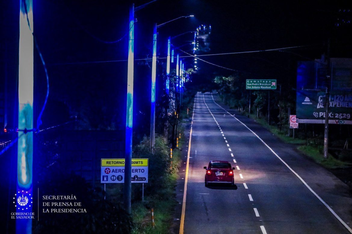 El MOP instala luminarias LED y postes traslúcidos en autopista a Comalapa
