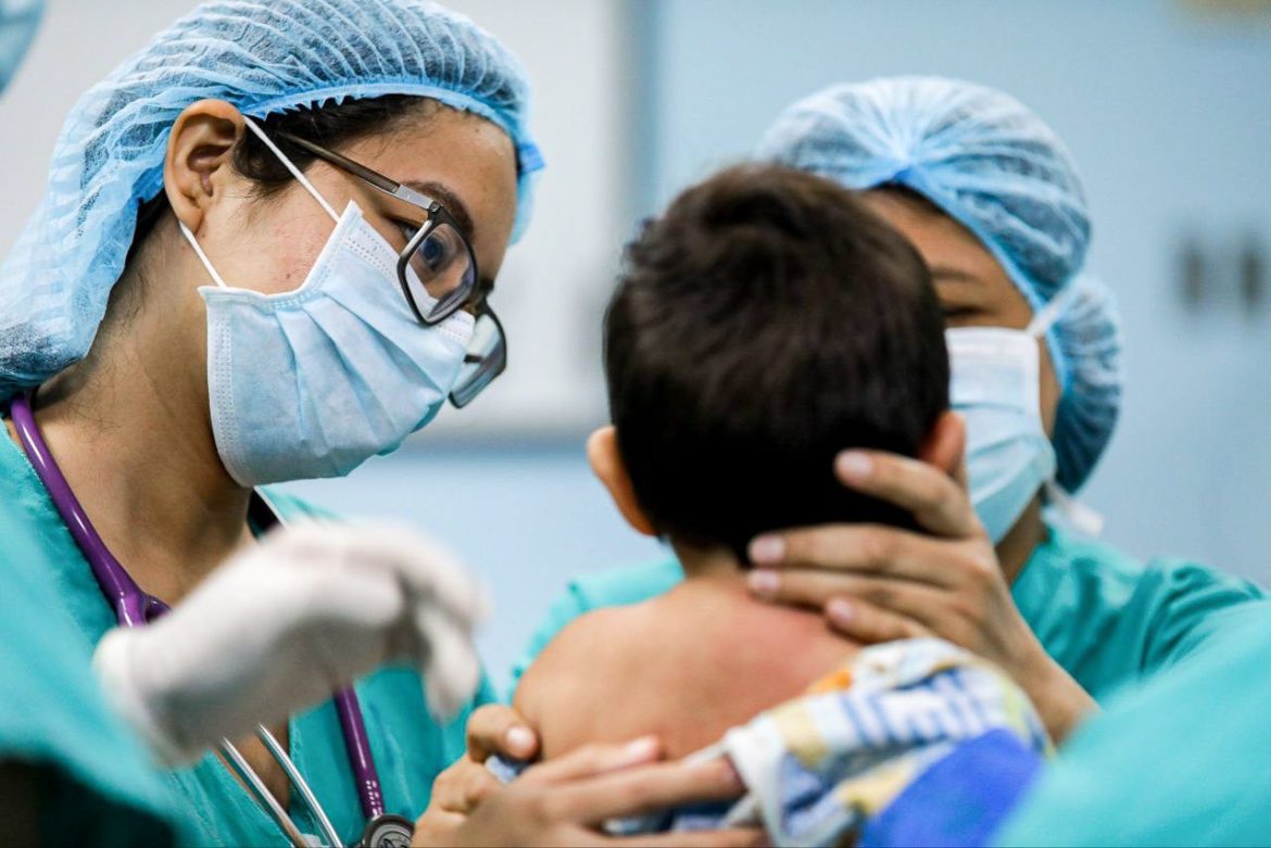 Hospital Bloom beneficia a niños con cirugías oculares