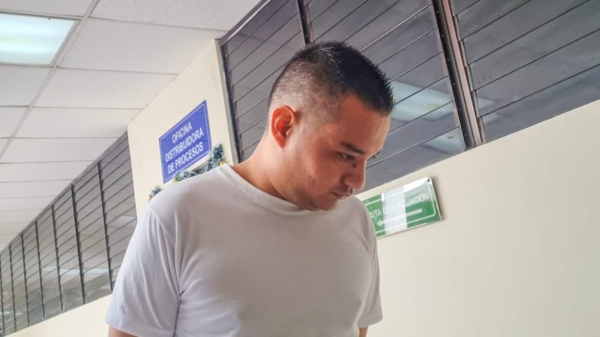Repartidor de repuestos para carro es procesado por transportar marihuana