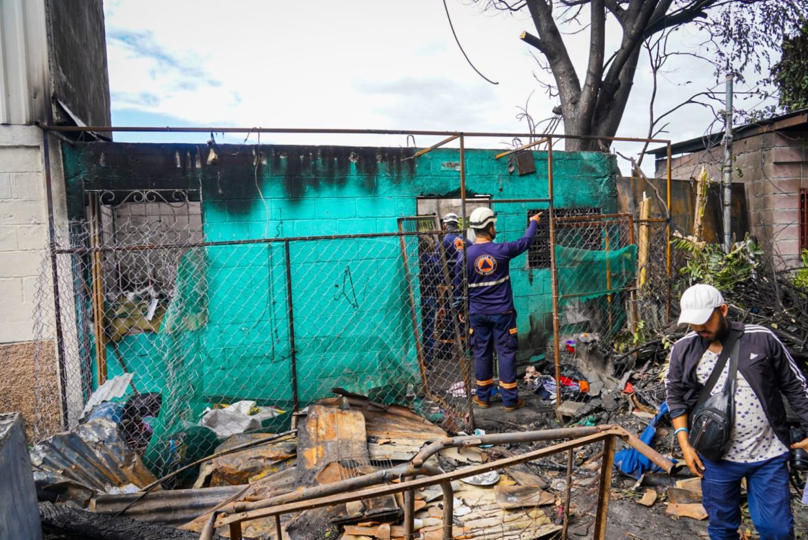 Comuna capitalina inicia trabajos de recuperación de viviendas a los afectados del incendio producido en un taller mecánico en barrio La Vega