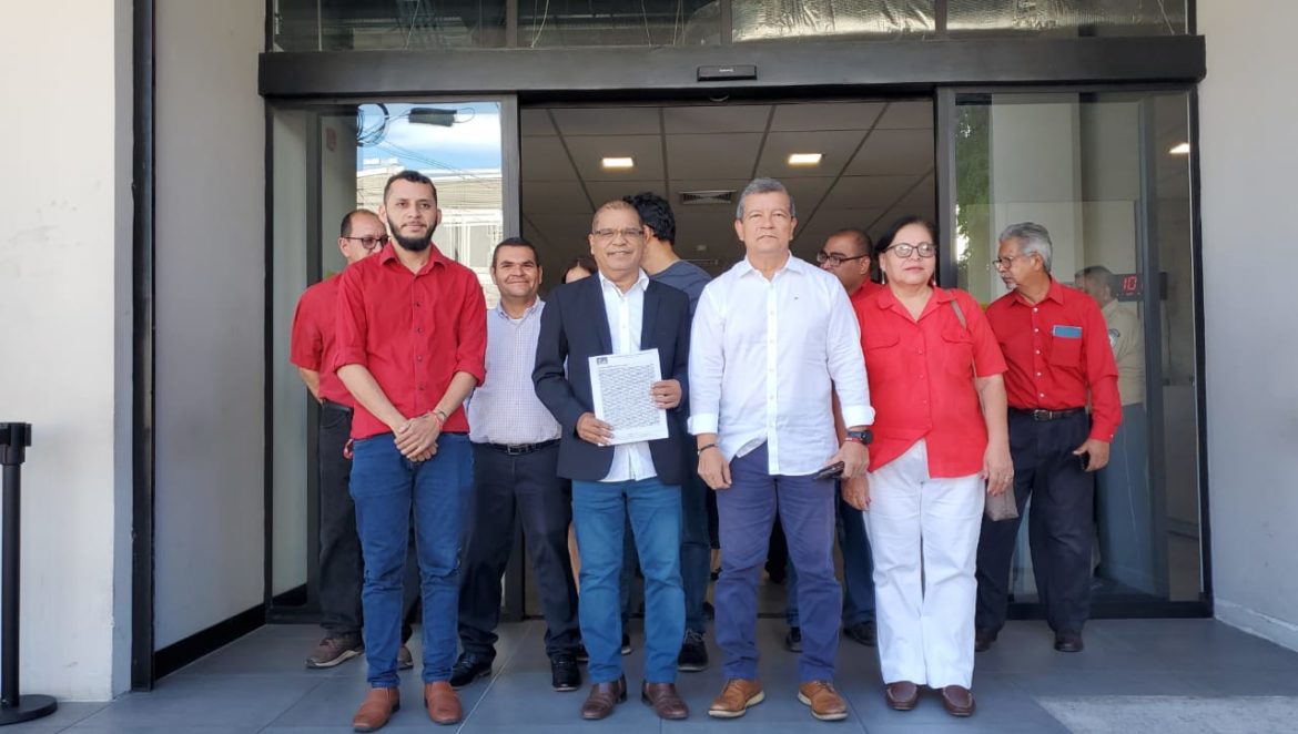 FMLN solicitó inscribir a sus candidatos a diputados y suplentes para el Parlacen, ante el TSE
