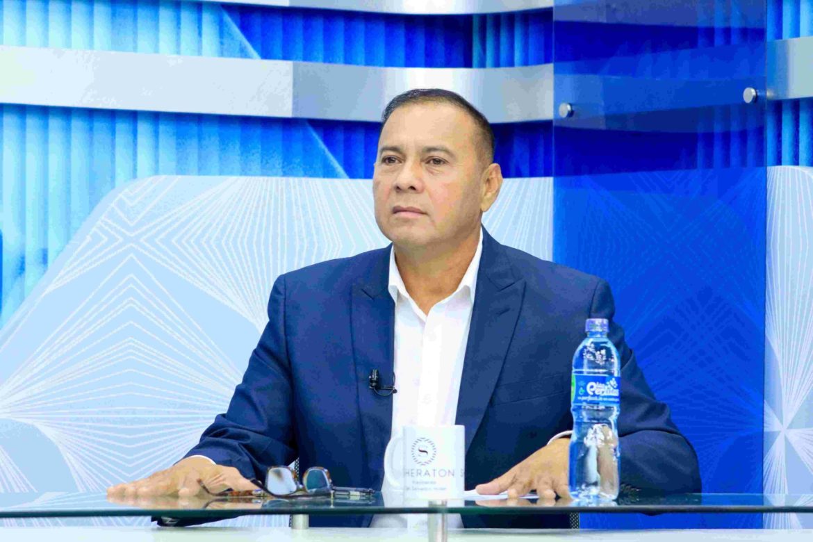 Arturo Castellón exige disculpa pública al alcalde Will Salgado o lo demandará por difamación