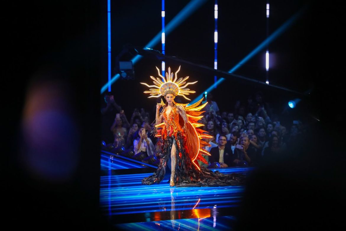 Candidatas de Miss Universo brillaron con sus trajes nacionales en las preliminares