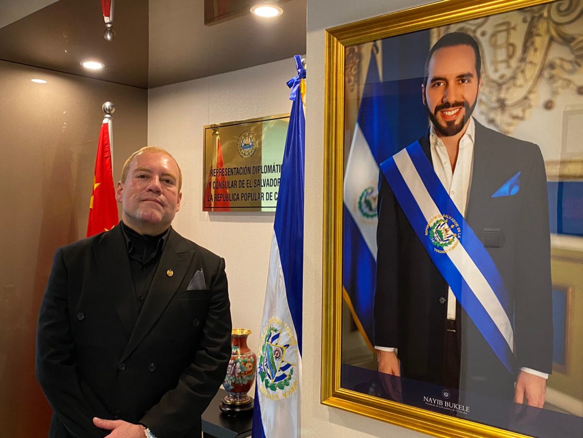 Salvadoreños que vivían en EE. UU. se han radicado en China para enseñar inglés