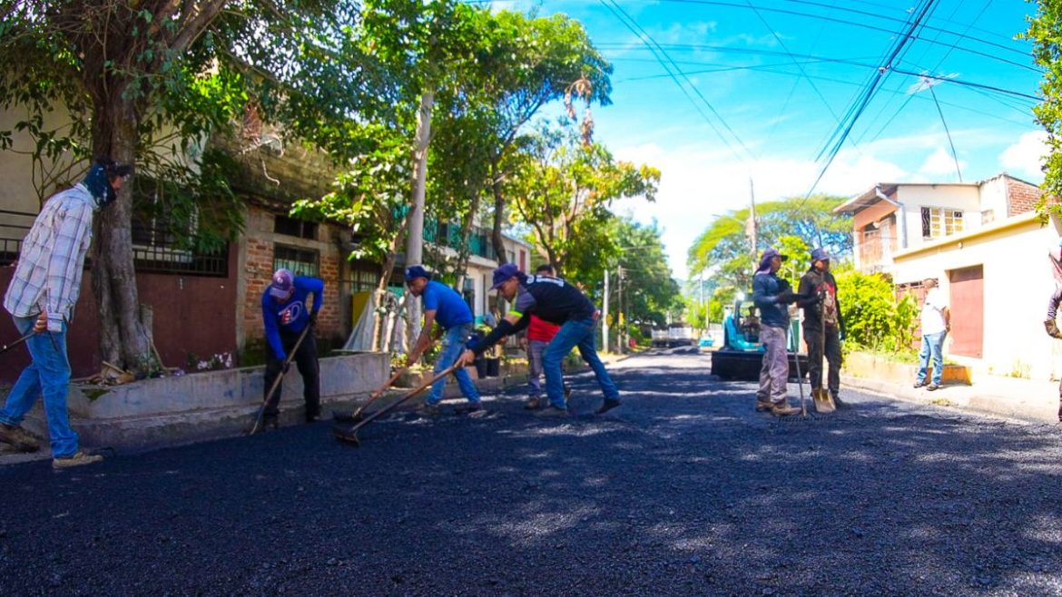 Alcaldía lleva Plan Santa Ana sin Baches a colonia Lamatepec