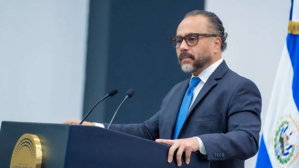 Presidente Ernesto Castro anuncia que en 2024 habrá más presupuesto para financiar becas