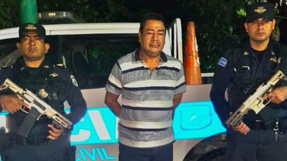 Autoridades capturan a expolicía que agredió a un joven en Santa Ana