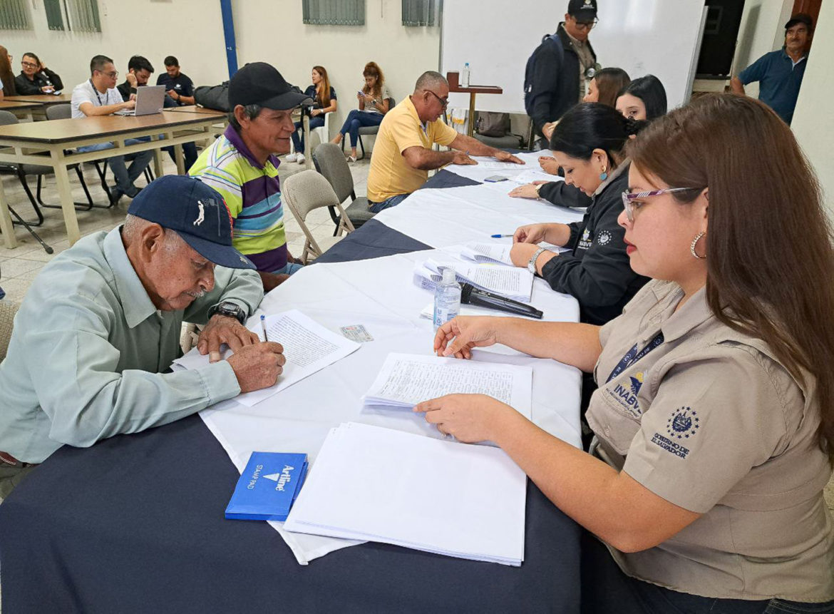Excombatientesy veteranos reciben apoyo económico en Santa Ana