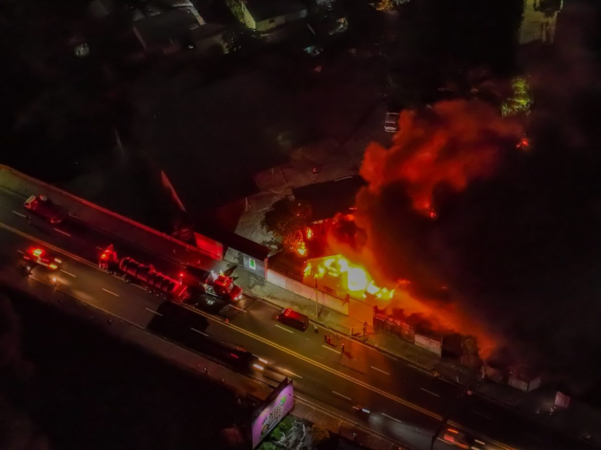 Fuerte incendio estructural en taller automotriz en barrio La Vega, San Salvador