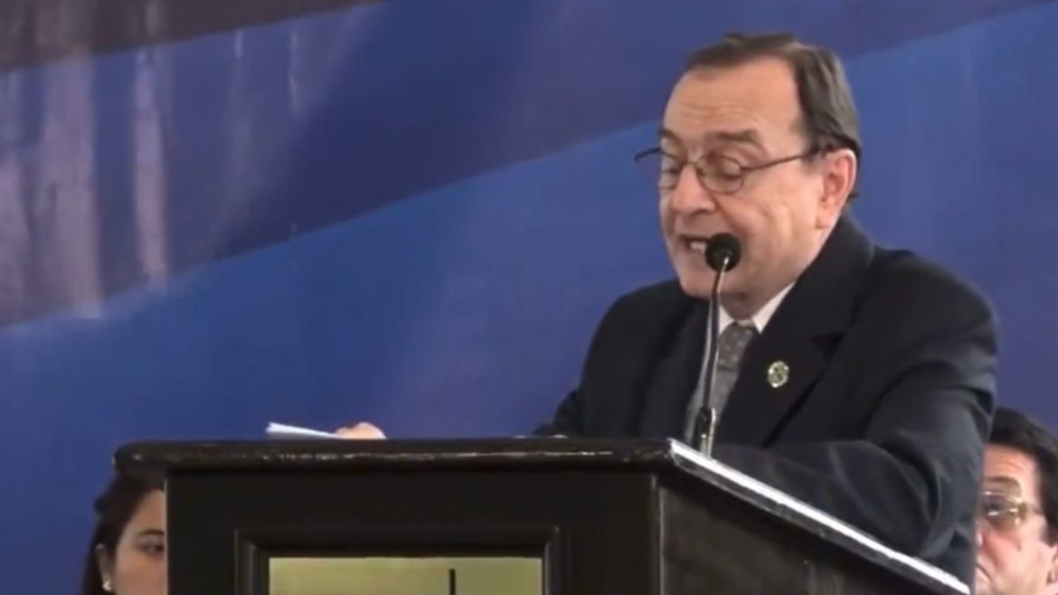 Rector de la UCA crea controversia al mencionar temas políticos en ceremonia de graduación