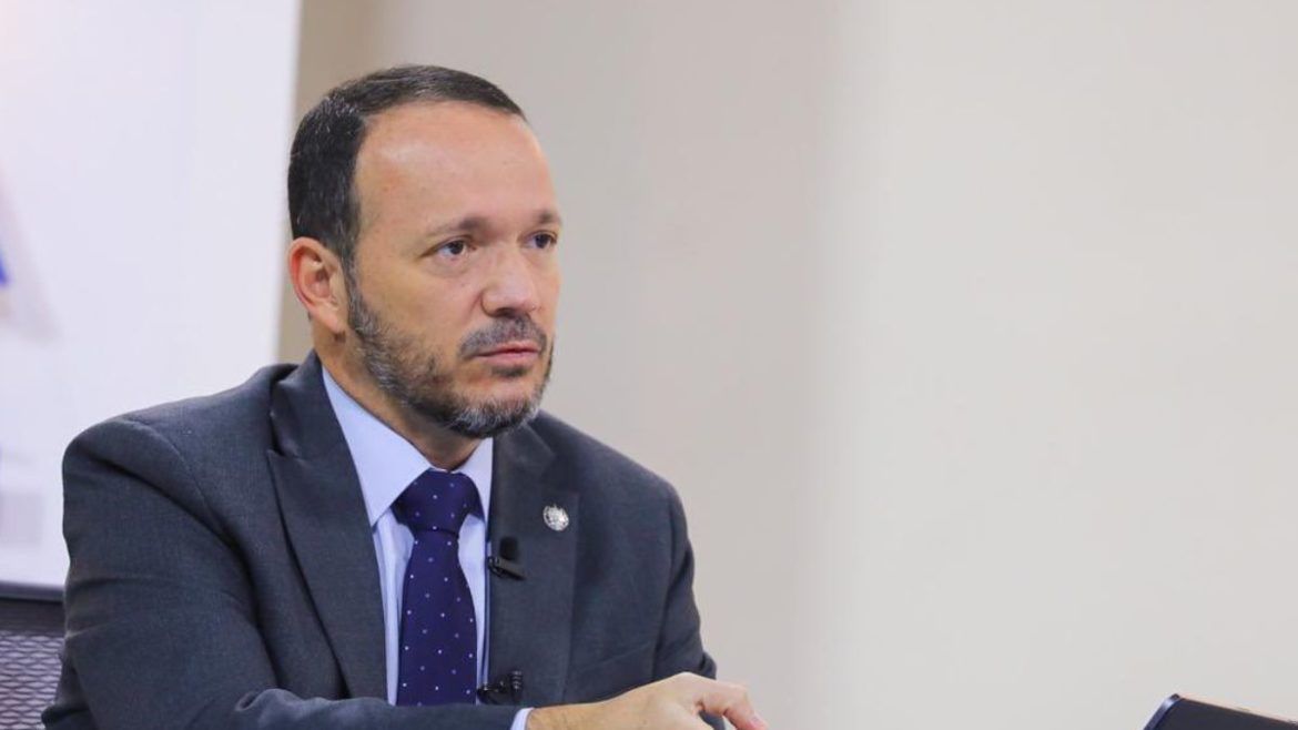 Ministro Villatoro: «Las ONG quieren seguir haciendo negocio con sangre de los salvadoreños»