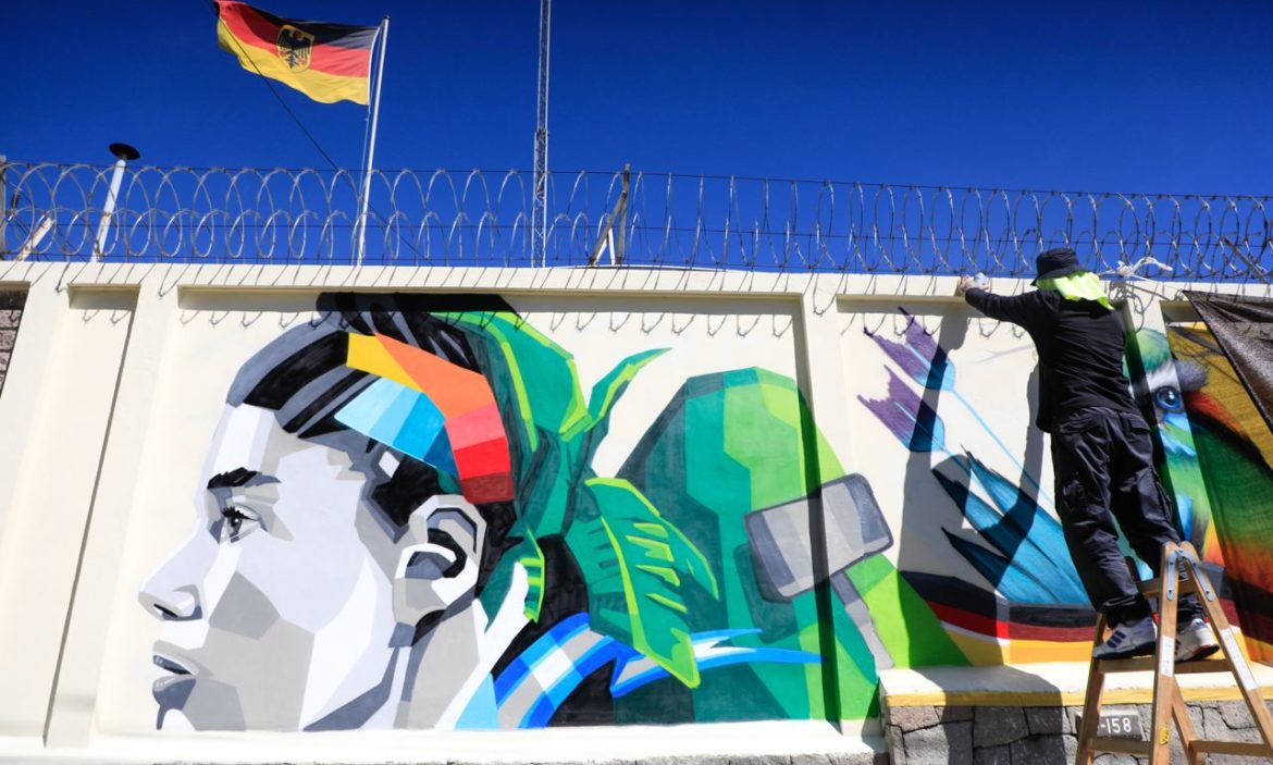 Mezclan el intercambio cultural entre Alemania y El Salvador en mural