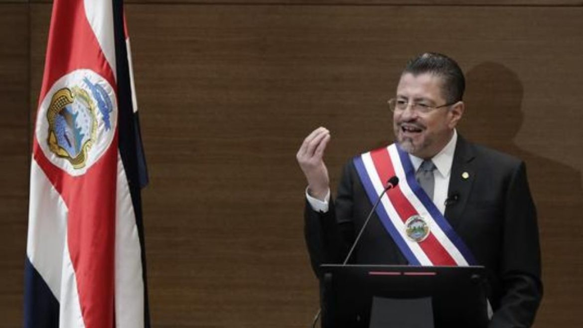 Presidente de Costa Rica elogia los logros en seguridad de El Salvador