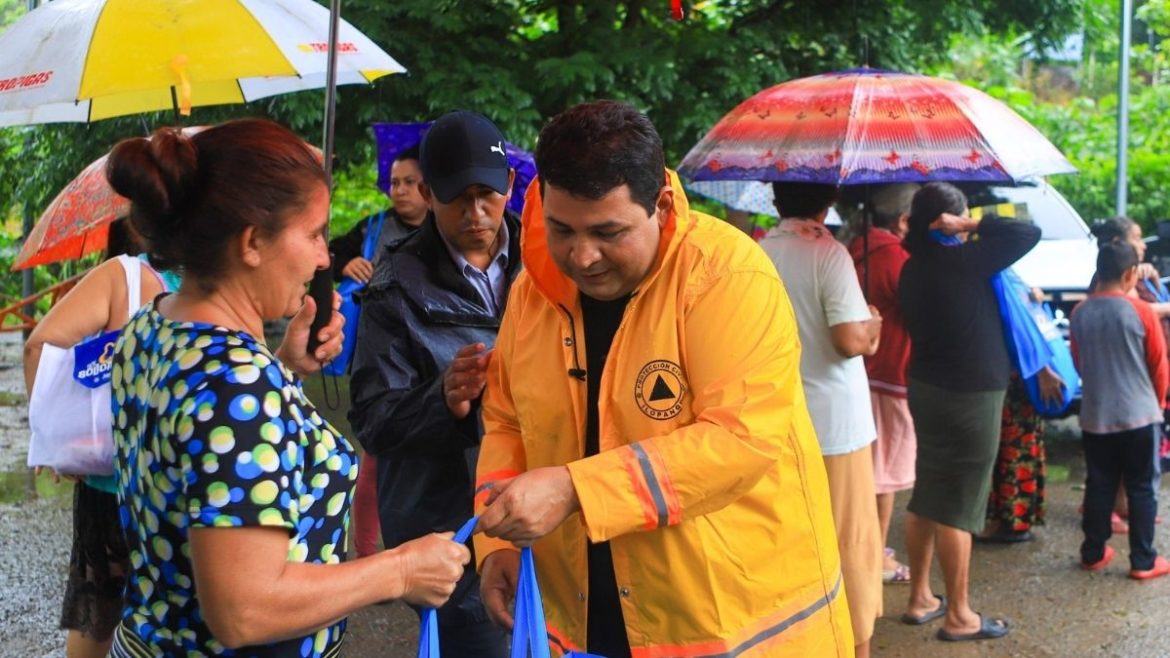 Alcalde Chicas lleva aliento de esperanza a familias Ilopenses a través de programas de ayuda