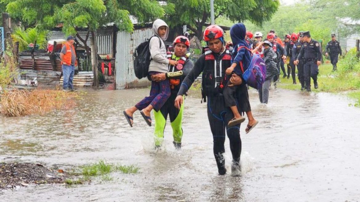 Tormenta tropical Pilar obligó evacuar a 94 familias en todo El Salvador
