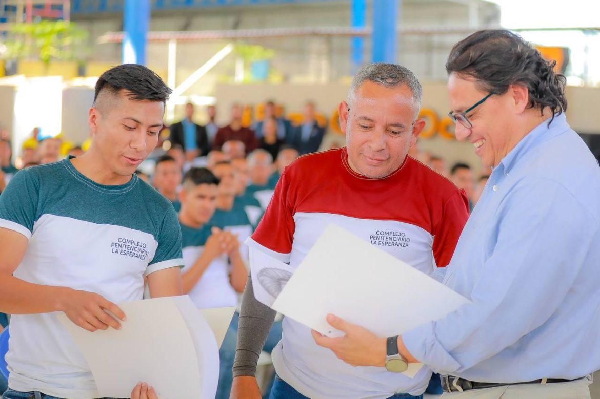El Mined gradúa a 128 privados de libertad del Centro Penitenciario La Esperanza