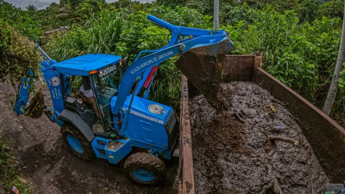 Alcaldía de Santa Ana realiza trabajos de mitigación en quebrada del cantón El Ranchador