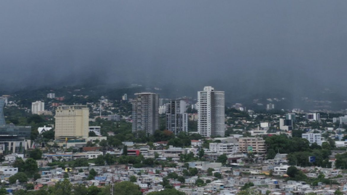 El 80 % de El Salvador está en riesgo de deslizamientos y Pilar amenaza con ser huracán