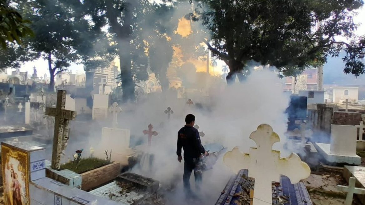 Alcaldía de Santa Tecla realizó jornada de fumigación en el Cementerio Municipal