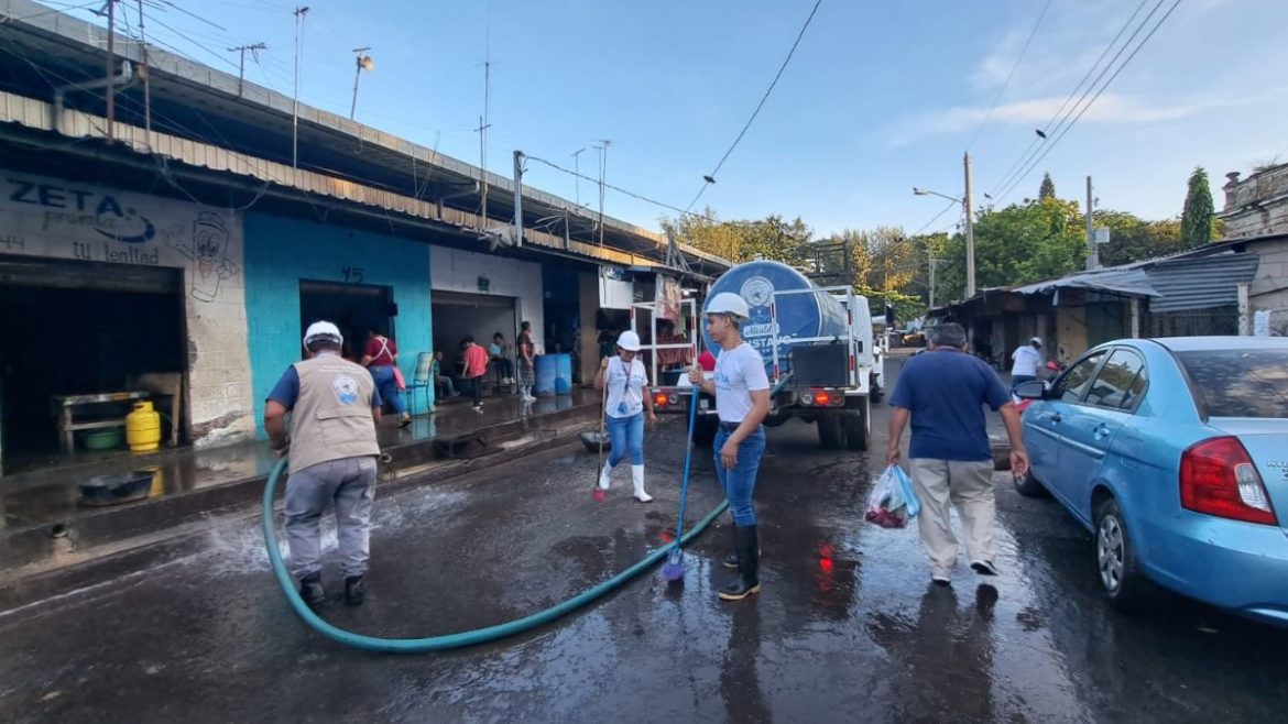 Alcaldía de Santa Ana realizó jornada de limpieza en alrededores del parque Colón
