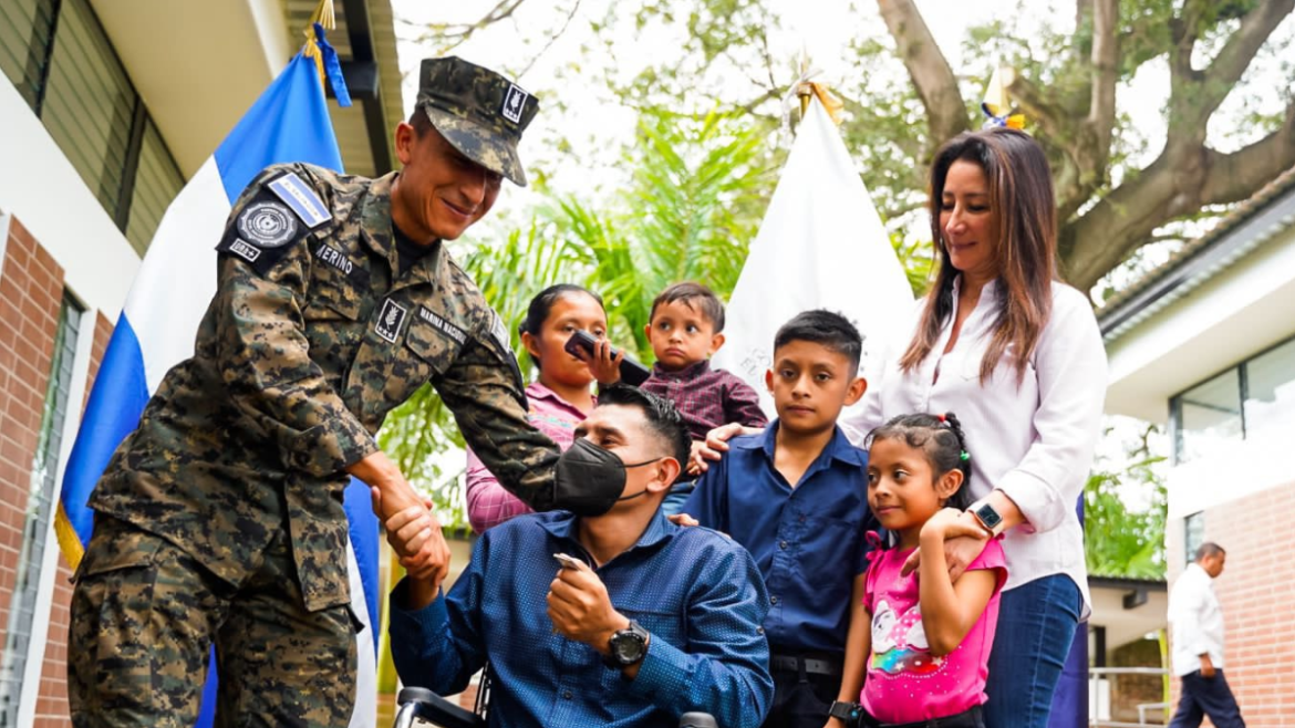 Entrega de viviendas a familias de infantes de marina fallecidos en Comasagua