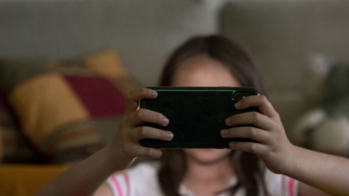 Condenan a hombre que violó a una niña que conoció a través de juegos en línea