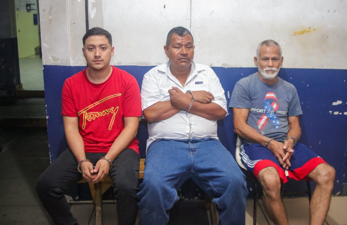 Capturaron a sujetos que cobraban hasta $15 mil por transportar personas a EE.UU., entre ellos, agentes de la PNC