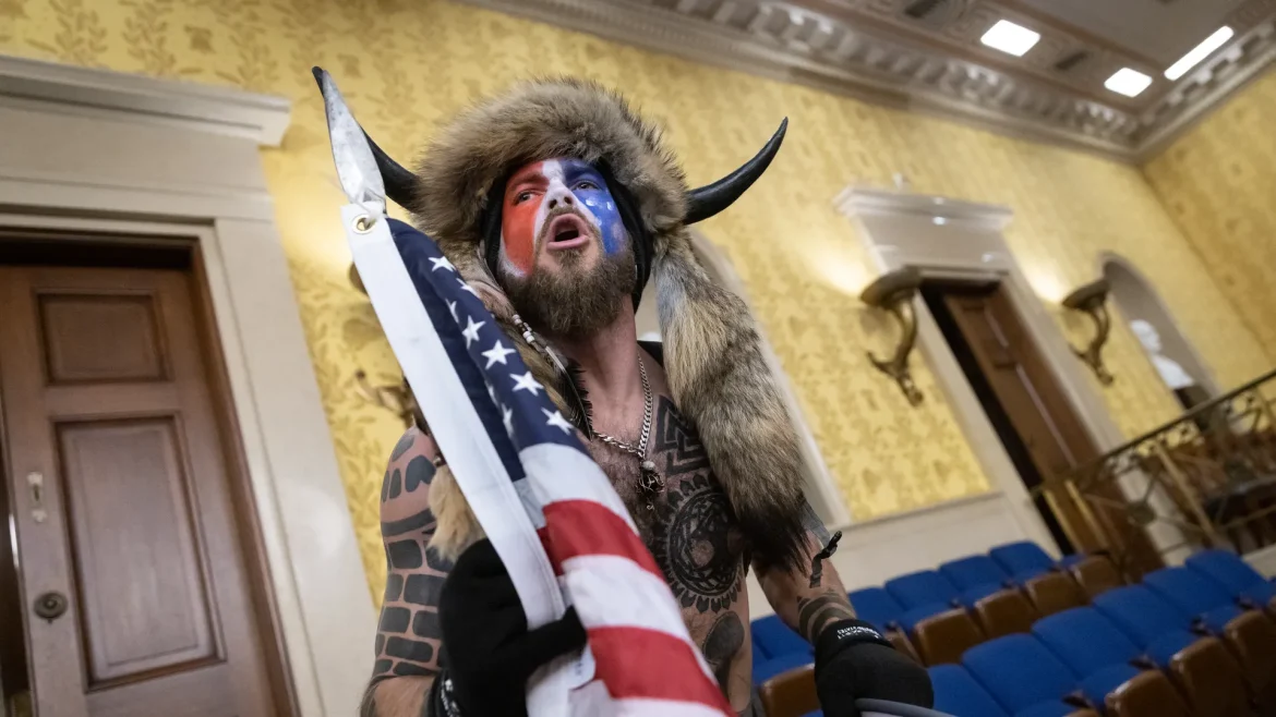 Jacob Chansley, conocido como el ‘Chamán de QAnon’, planea postularse como candidato en el octavo distrito del Congreso de Arizona