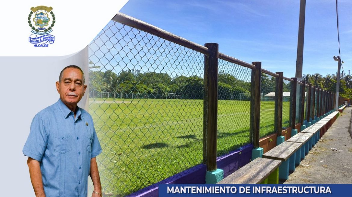 Alcaldía de San Luis Talpa realiza mantenimiento de infraestructura en cancha de fútbol El Coco