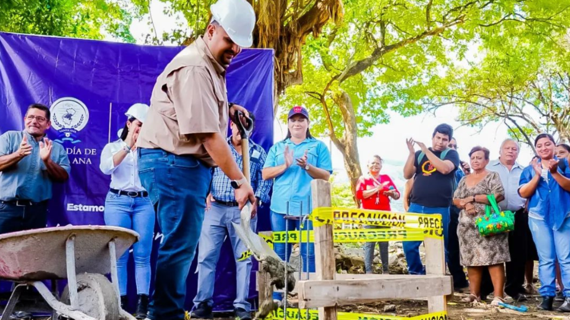 Alcalde de Santa Ana, Gustavo Acevedo, coloca la primera piedra de Obra Hidráulica