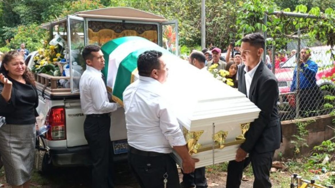 Sepultan a víctimas de accidente de autobús en Chirilagua