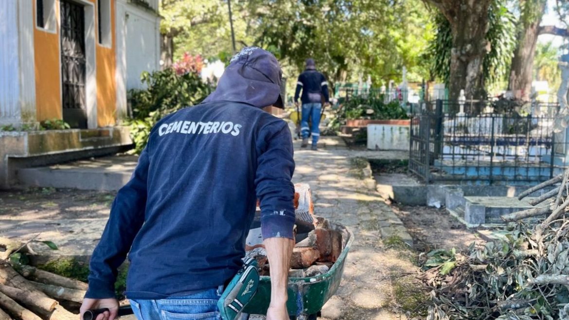 Alcaldía de Santa Tecla realiza trabajos de limpieza en el Cementerio General