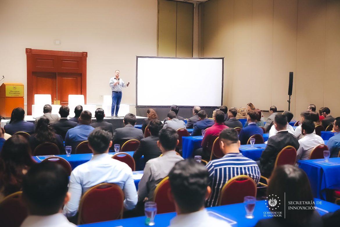 Gobierno continúa formando a profesionales para la transformación digital de El Salvador