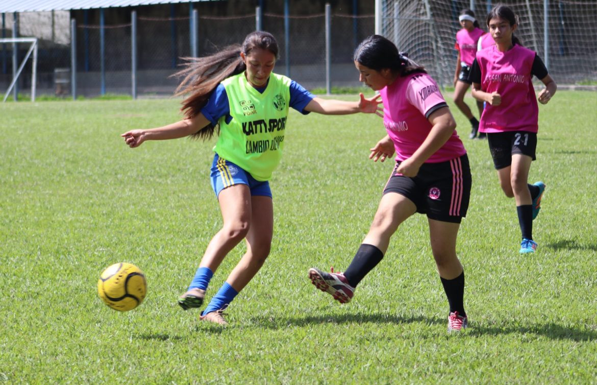 Más de 400 futbolistas salvadoreños asistieron a las visorias a nivel nacional