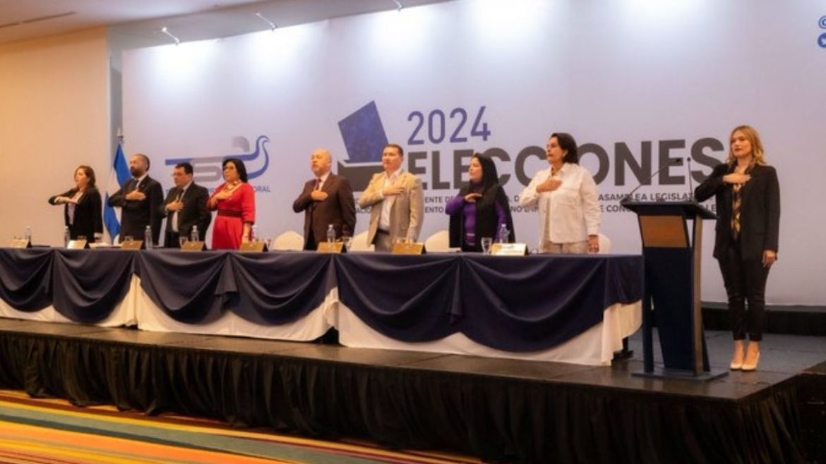 TSE entrega credenciales a las 14 Juntas Electorales Departamentales