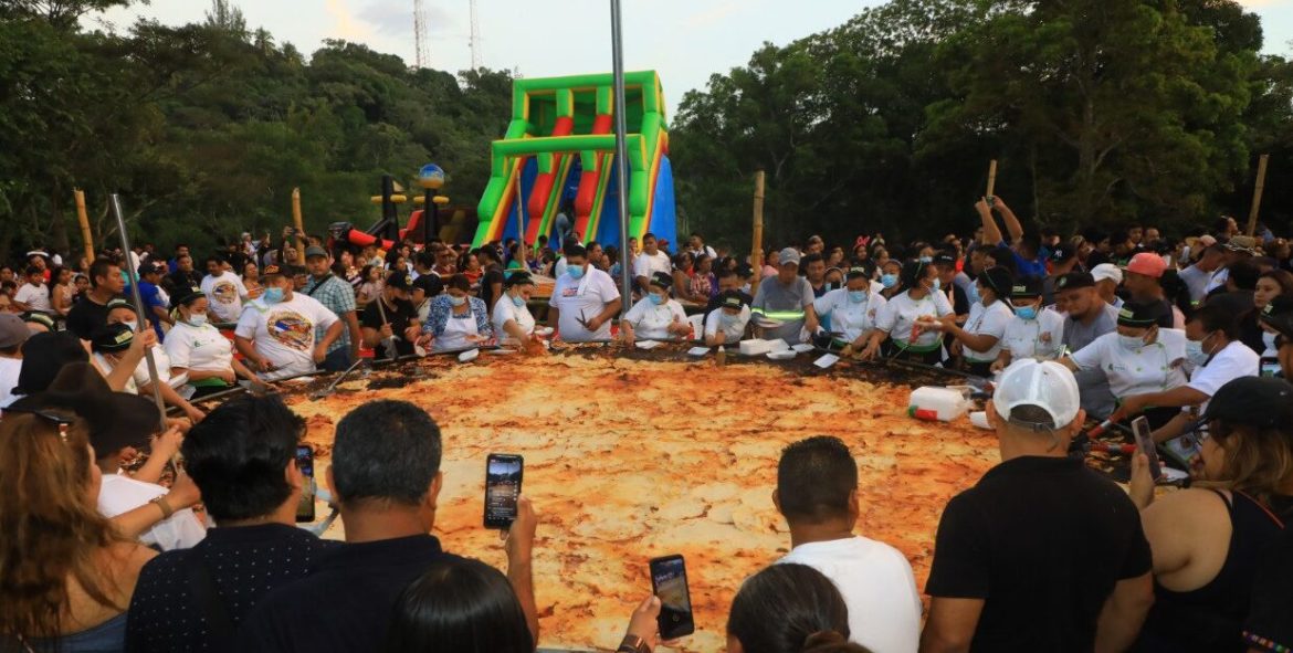 En Olocuilta se celebró el Día Nacional de la Pupusa con la preparación de una pupusa gigante de 5.5 metros