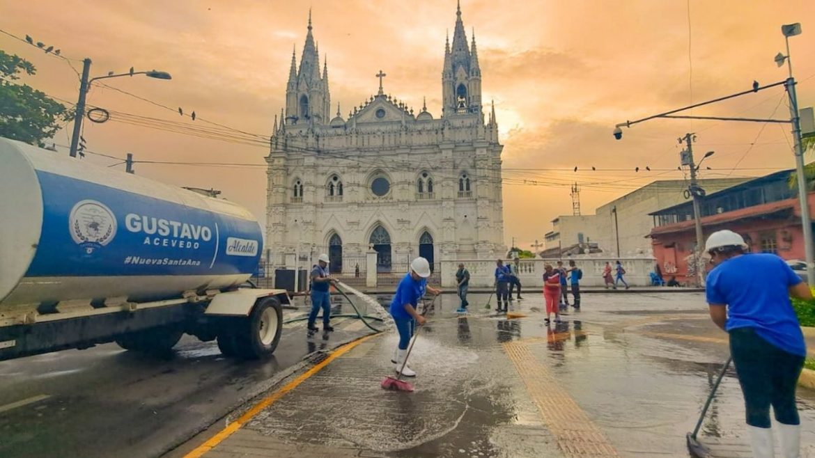 Alcaldía de Santa Ana realiza jornada de limpieza en Centro Histórico