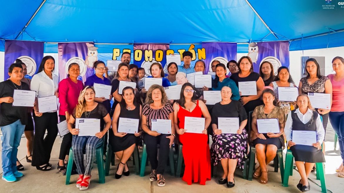 Gradúan a 100 santanecos de diferentes talleres